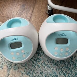 Spectra Breast Pump Set in White and Blue